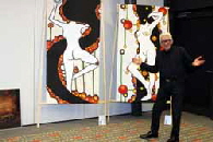 Max Winter vor dem Kunstwerken von Dr. Prof. Corina Nani.Foto: Andrea Pollak