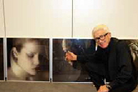 Max Winter vor einem Kunstfoto von Stefan Gesell. Foto: Andrea Pollak