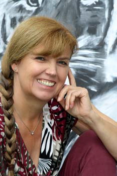 Kunstmalerin Irmgard Berndt schenkt mit Ihren Bildern Freude. Foto: Andrea Pollak