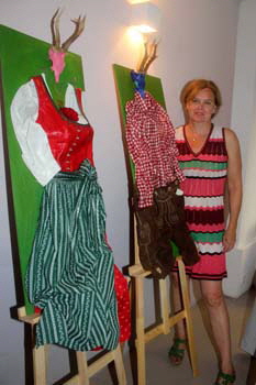 Trachtenwahnsinn_Irmgard-Berndt-vor-Ihrem-Kunstwerk