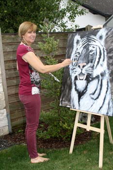 Kunstmalerin Irmgard Berndt schenkt mit Ihren Bildern Freude. Foto: Andrea Polla